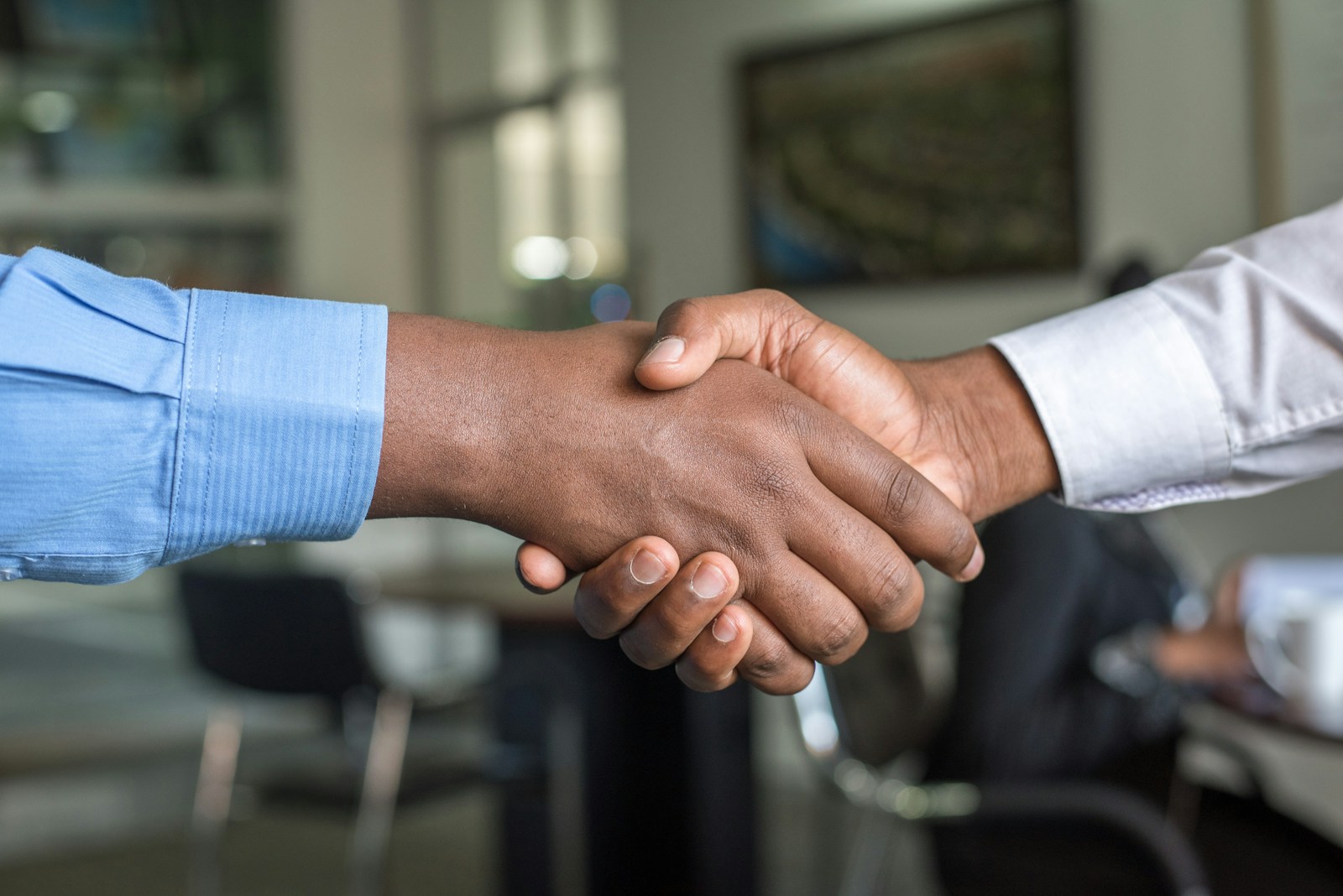مجموعة من زملاء العمل يناقشون مستندات على طاولة، في مشهد يوضح التنسيق والتواصل المهني