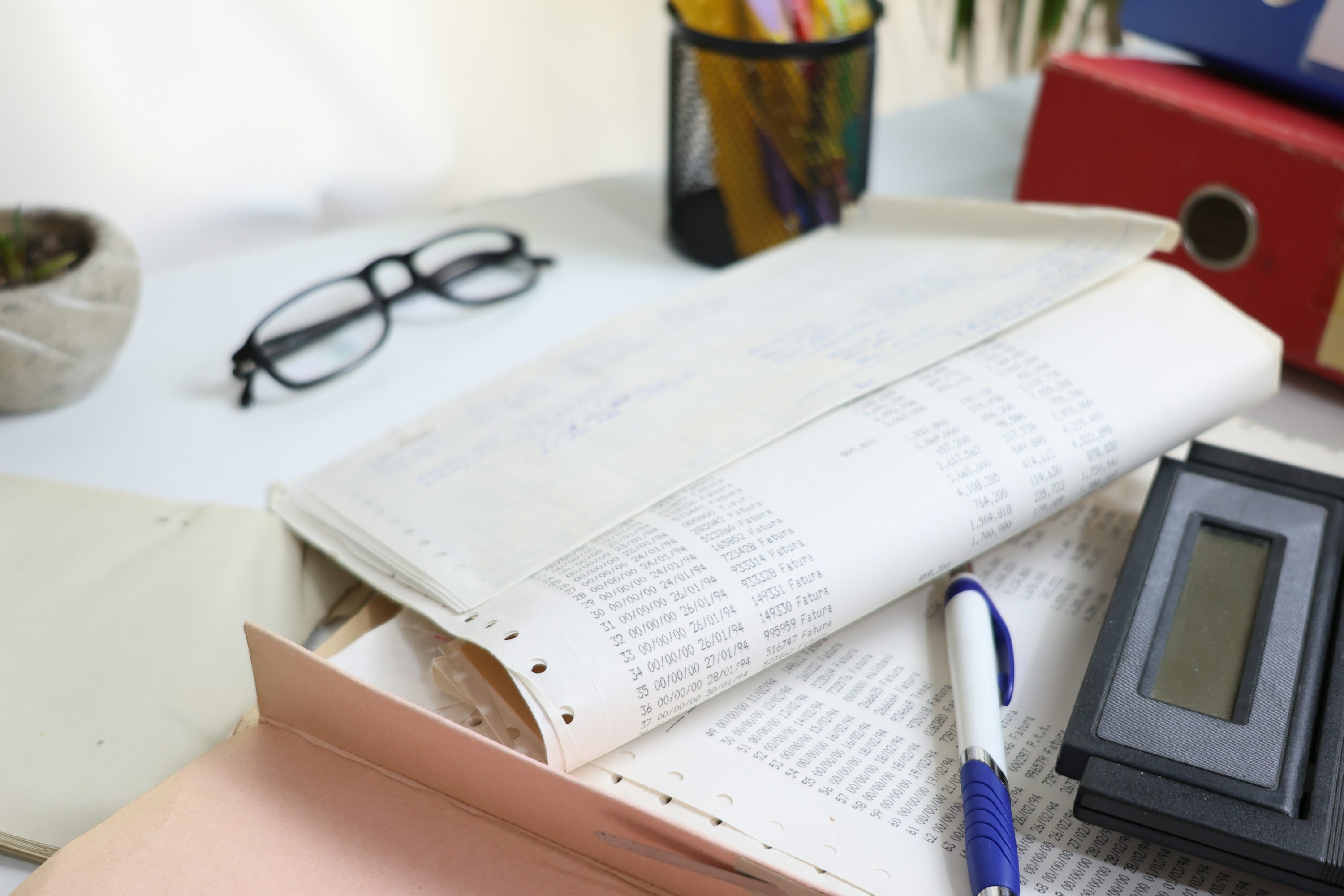 مكتب عمل يحتوي على أوراق وملفات منظمة وأدوات كتابة ترمز إلى تنظيم المستندات القانونية